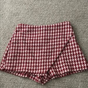 Stylish Red and White Houndstooth Women's Shorts